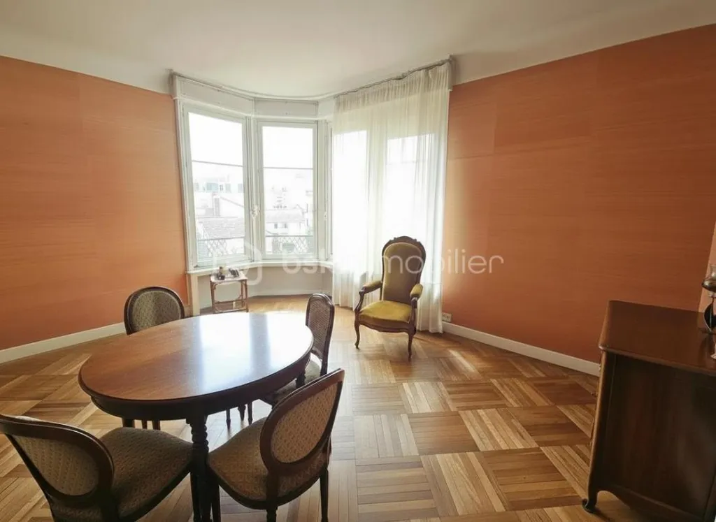 Söögituba - Characterful Apartment with Garage in Roanne Centre