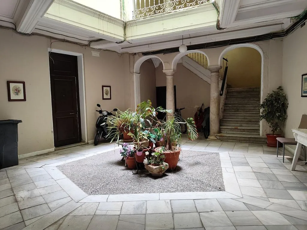 Giardino - 3-Bedroom Flat with Balcony in Historic Centre