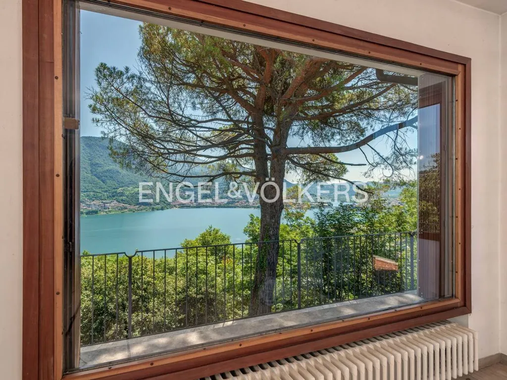 Living Room - Villa with Lake View in Galbiate