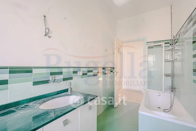 Salles de bain - Rear-Facing Apartment with Balcony in Cossato
