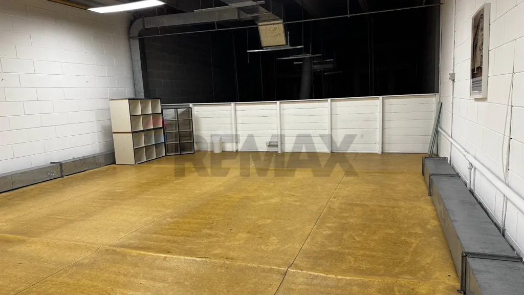 Garaaž - Retail Unit with Large Display in Collecchio