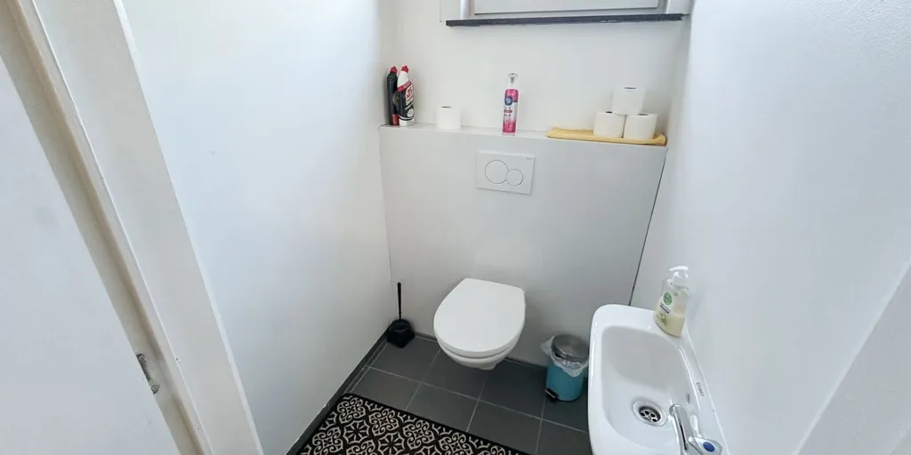 Salles de bain - Appartement Charmant avec Garage à Heusden