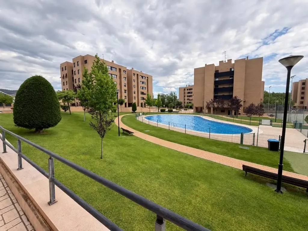 Bassein - Spacious Student Flat with Gym in Calle de las Encinas