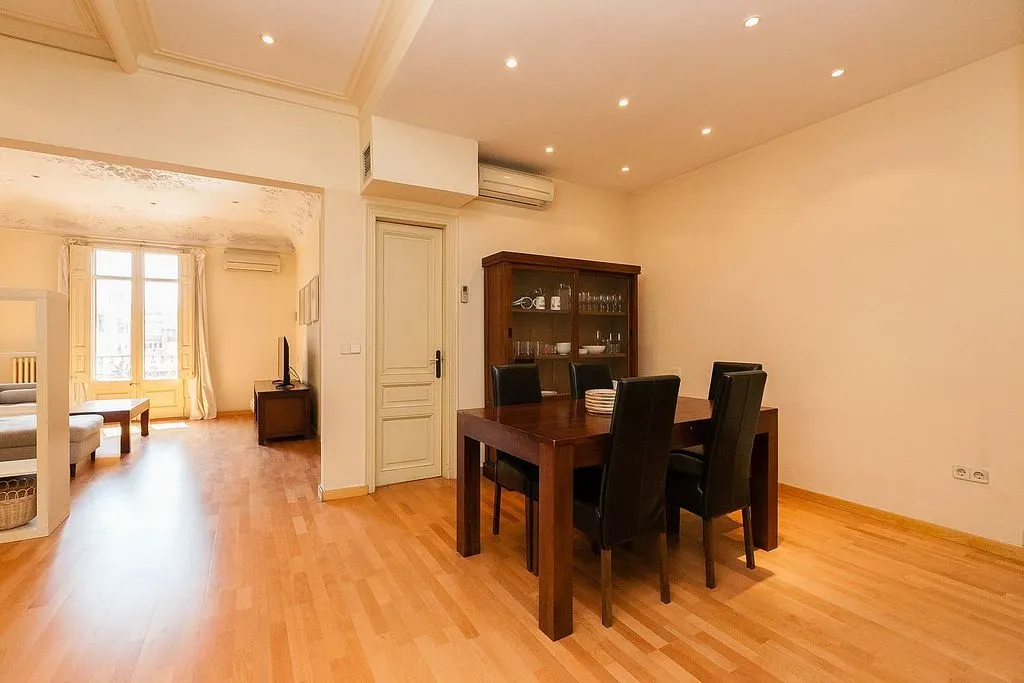 Salle à manger - Modernist Flat with Balcony in L'Antiga Esquerra
