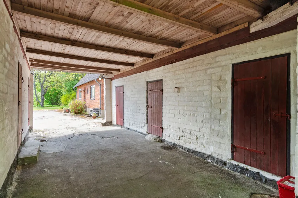 Garage - Villa with Extensive Grounds in Tessebølle
