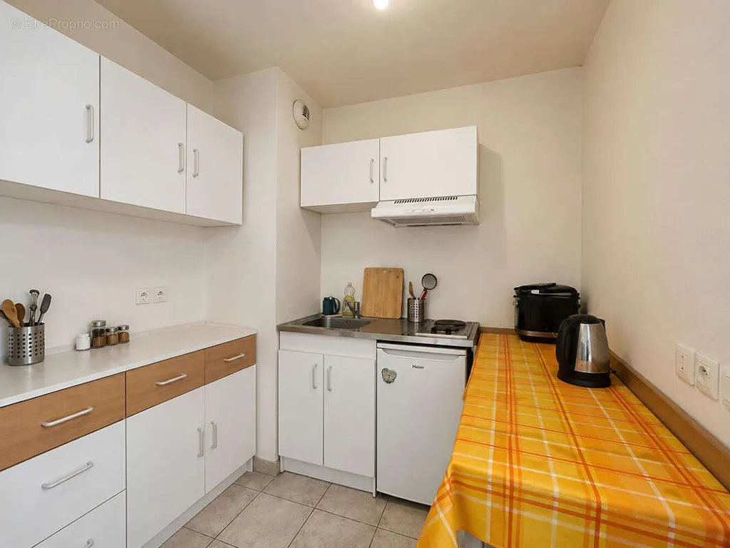 Cucina - City Centre Studio with Parking in Longjumeau
