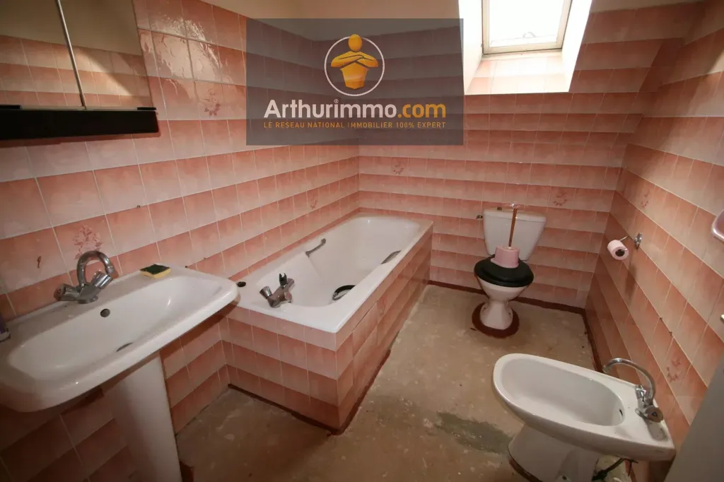 Salles de bain - Maison Traditionnelle avec Terrasse à Guegon