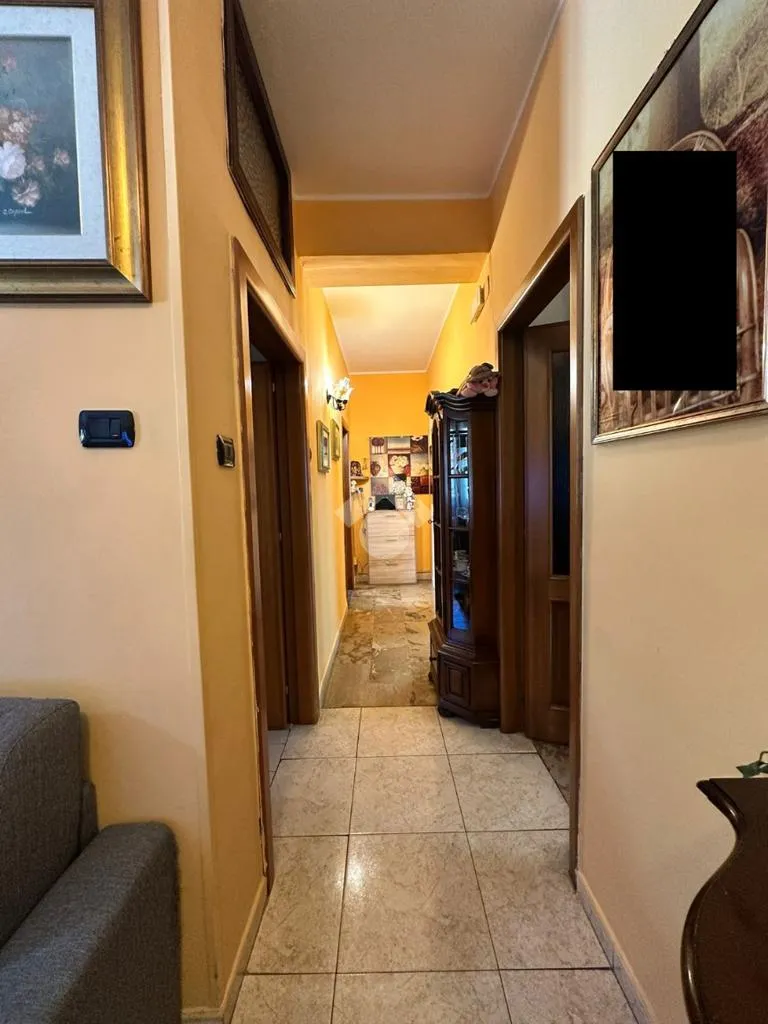 Esik - Three-Bedroom Apartment with Balcony in Crotone