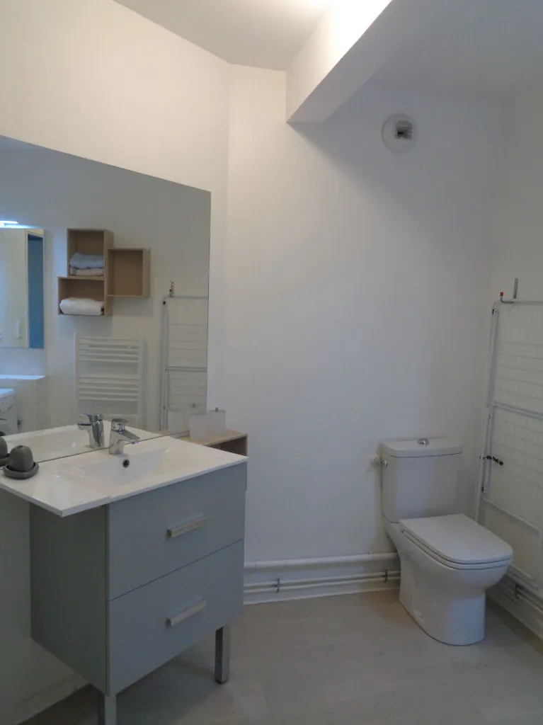 Salles de bain - Appartement Meublé 2 Pièces à La Rochelle Les Minimes