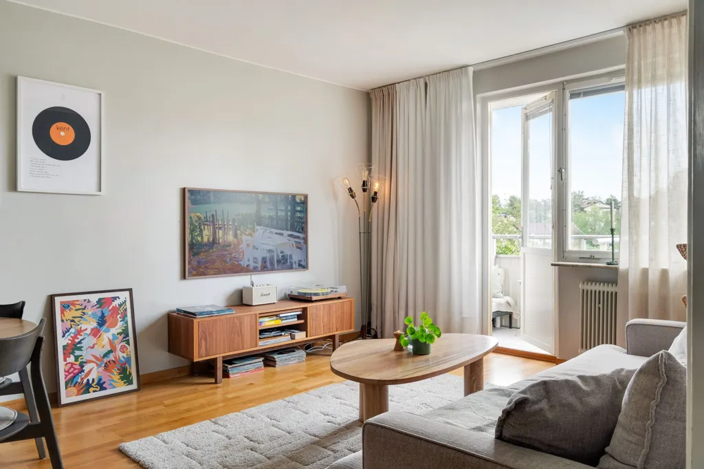 Elutuba - Apartment with South-Facing Balcony in Stureby