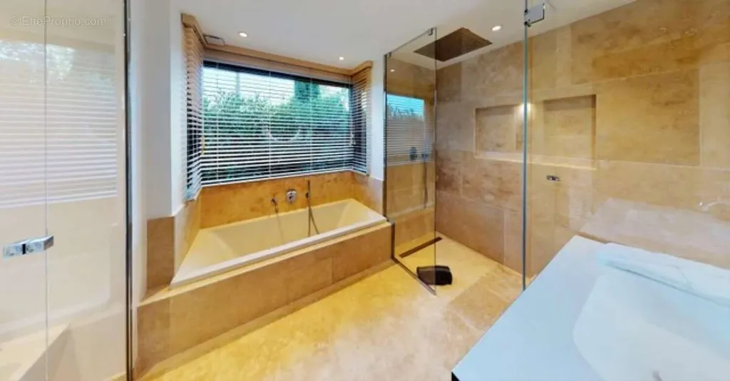 Salles de bain - Villa Luxueuse avec Piscine à Saint-Tropez