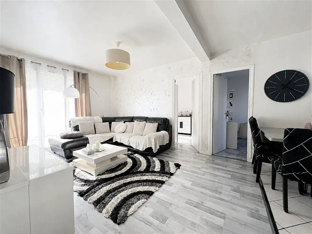 Séjour - Appartement Traversant avec Balcon Sud à Domène