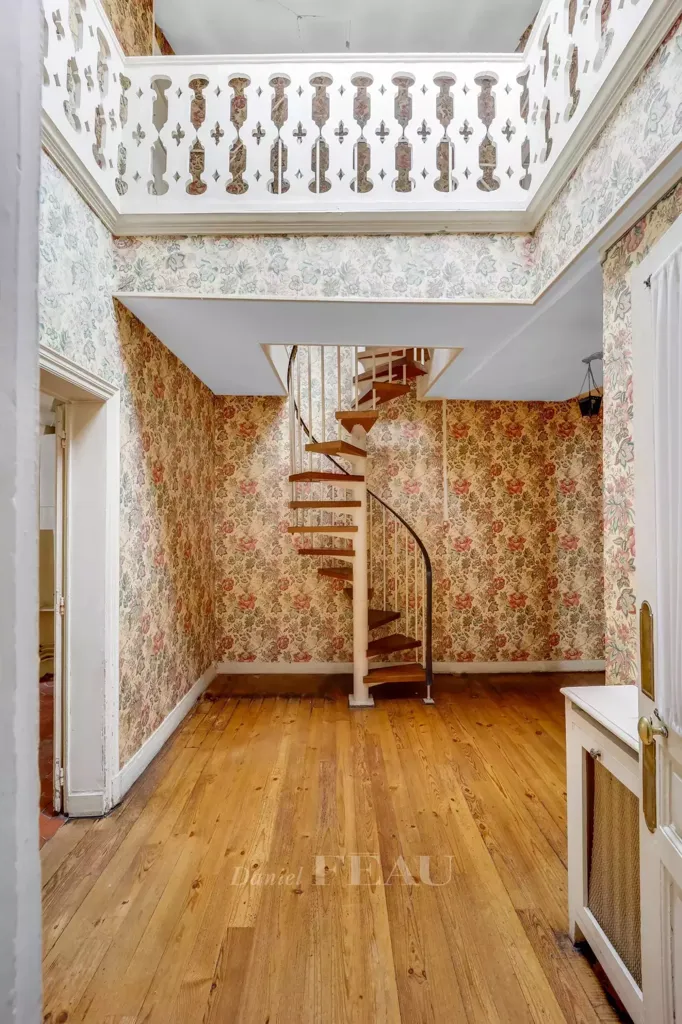 Toad - Elegant 4-Bed Apartment with Courtyard View in Versailles