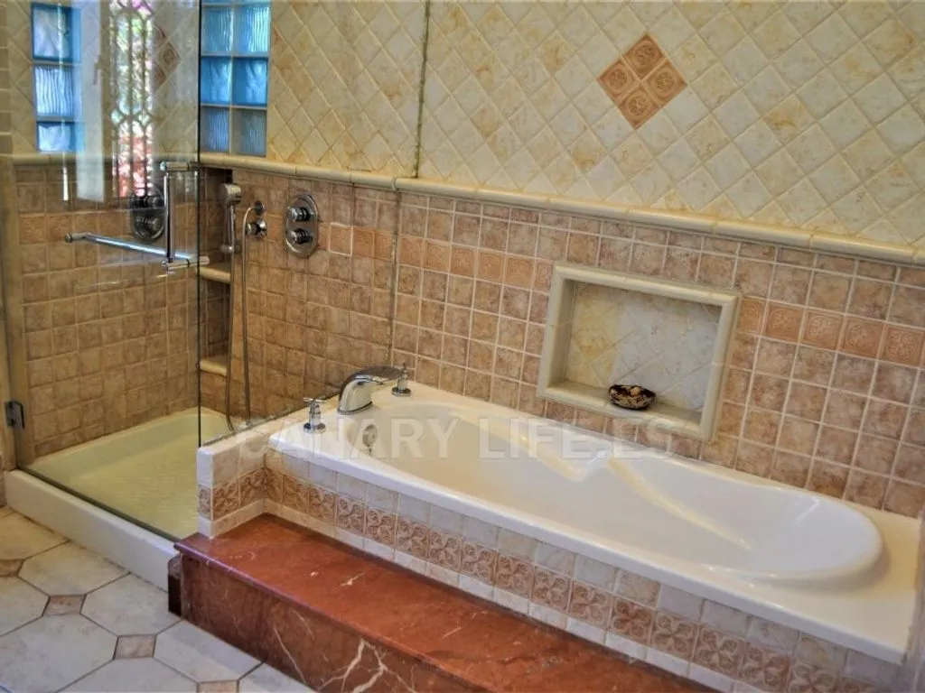 Salles de bain - Luxury Villa with Romanesque Features in San Bartolomé