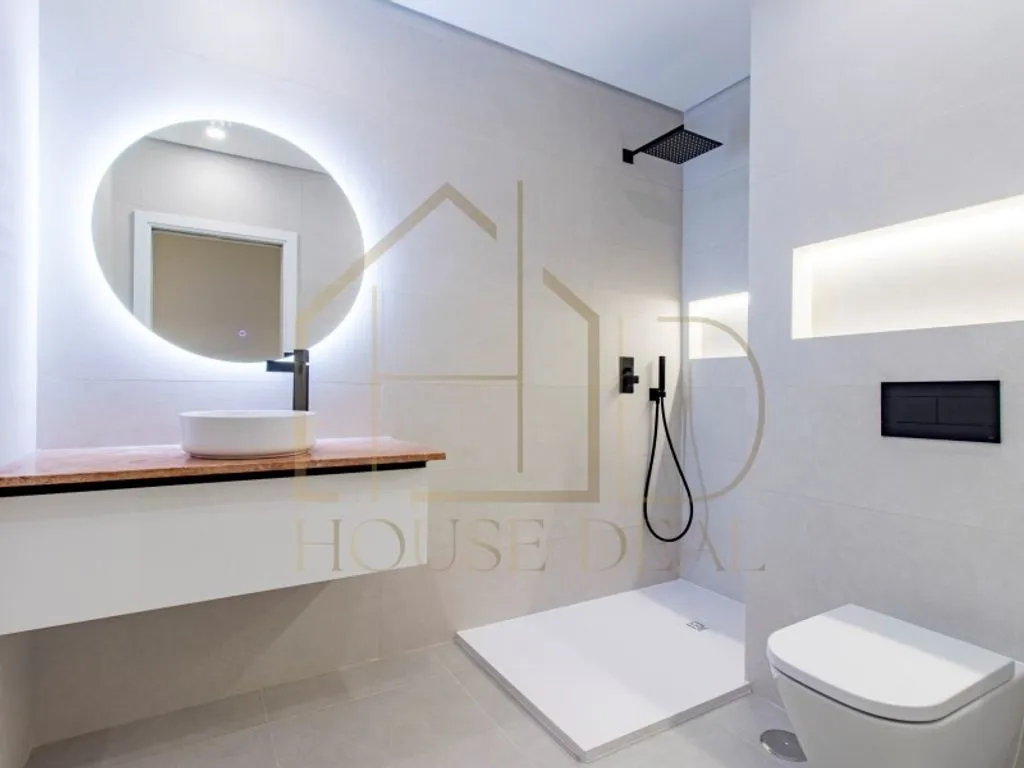 Vannitoad - Luxury House with Solar Panels in Seixal