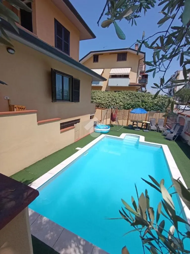 Piscina - Villa con piscina e giardino a Lainate