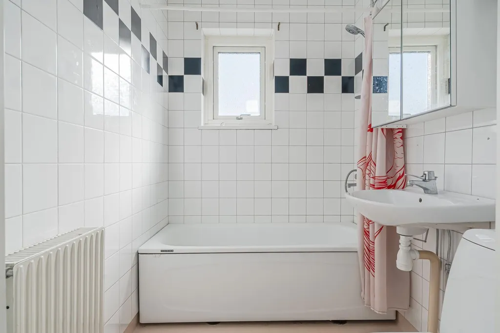 Vannitoad - Modernised Two-Bedroom Flat with Balcony in Johannedal