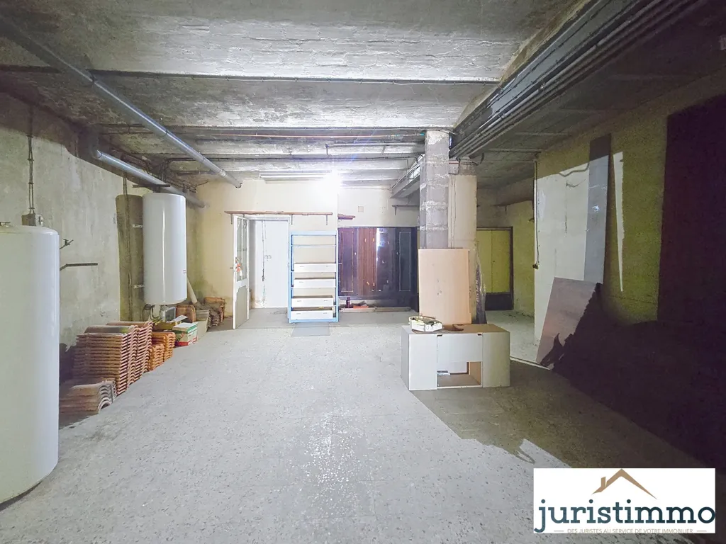 Garaaž - City Centre Building with Garage in Orange