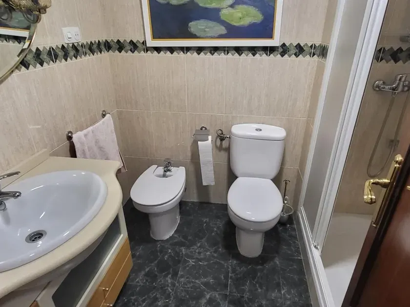 Baños - Piso con balcón y ascensor en Albacete Centro