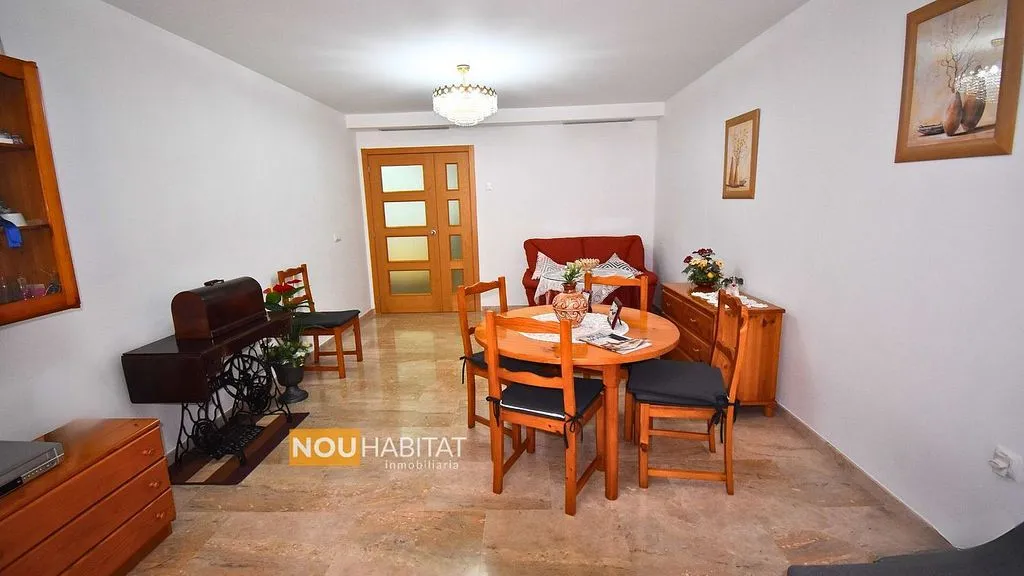 Salle à manger - Apartment with Balcony and Garage in Montroy