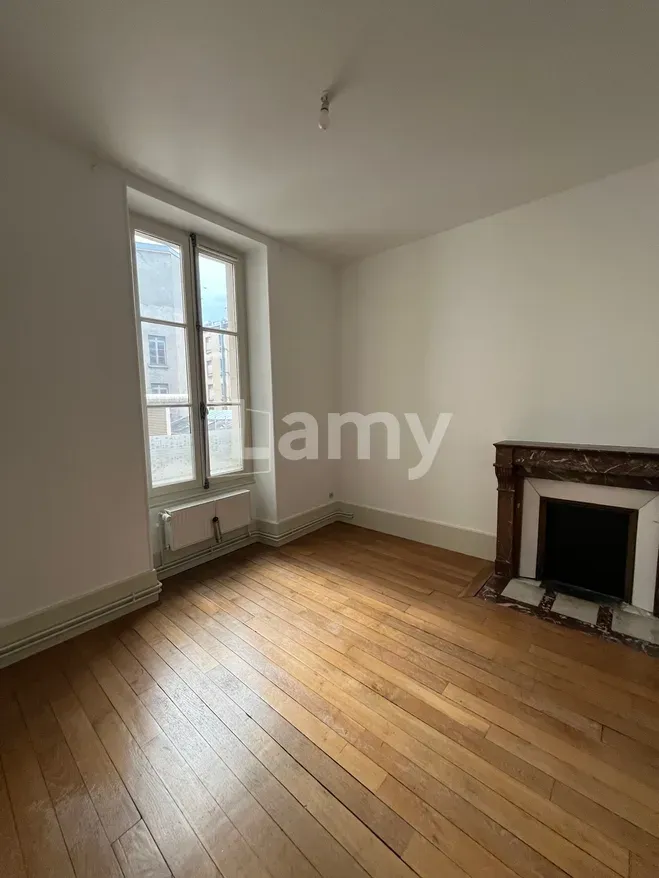 Séjour - Appartement avec Balcon et Vue Dégagée au Centre de Dijon