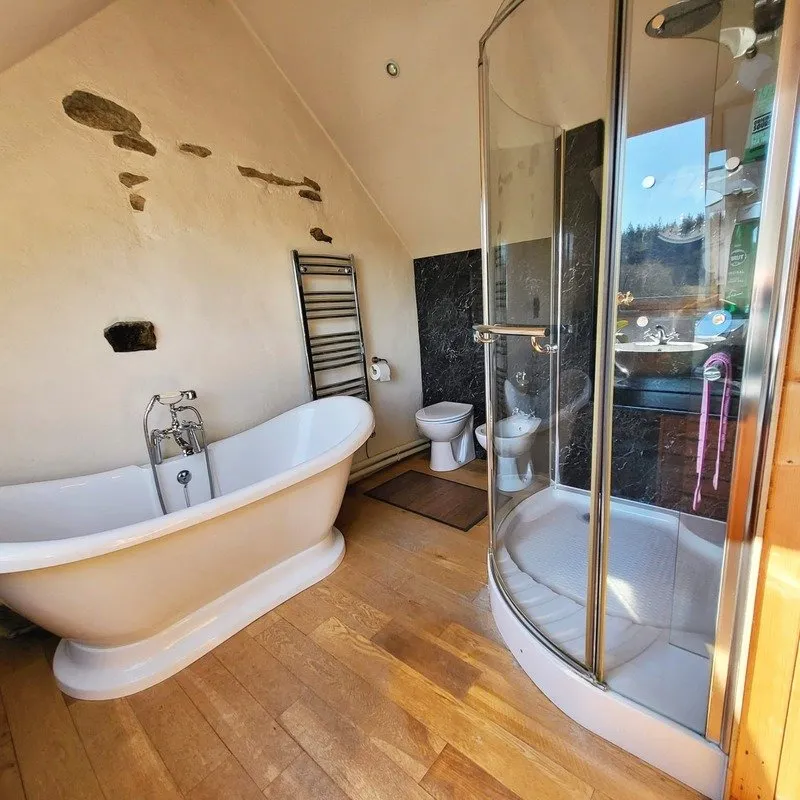 Salles de bain - Maison T6 avec Dépendances à Guern