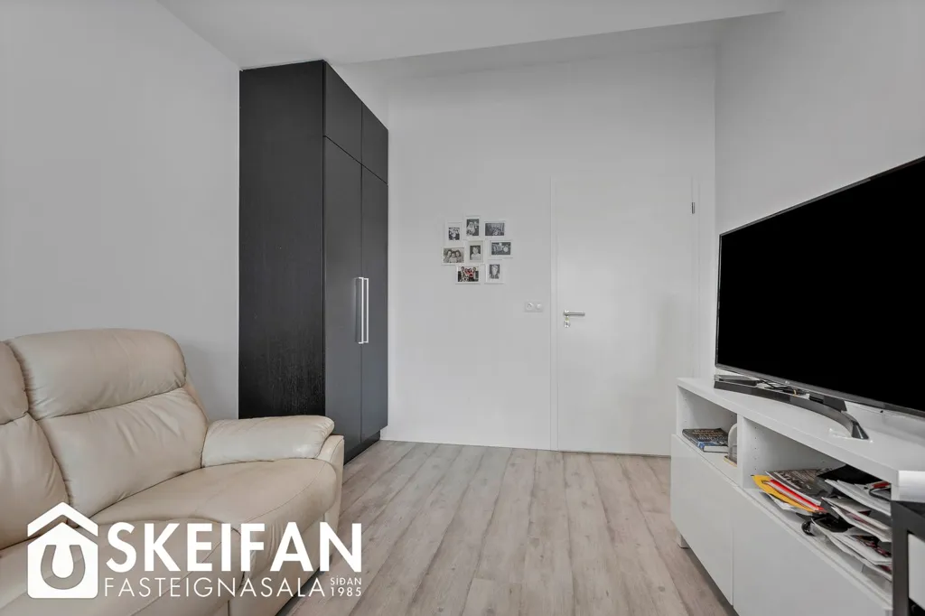 Séjour - Bright 3-Bed Apartment with Balcony in Reykjavik