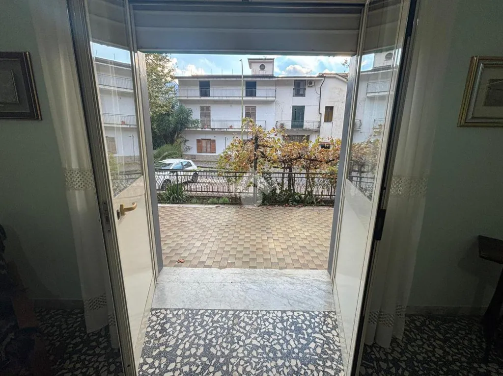 Esik - Characterful Apartment with Balcony in Lauro