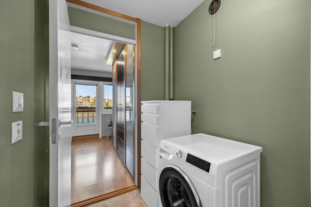 Lavanderia - Spacious 3-Bedroom Flat with Balconies in Furuset