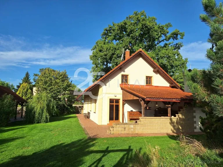 House with Garden and Pool in Osek