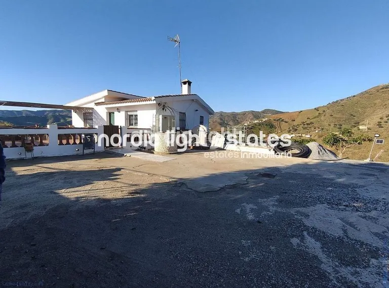 Rustic House with Water Infrastructure in El Borge