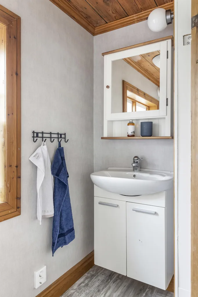 Salles de bain - Classical Cottage with Garden in Norrslyta