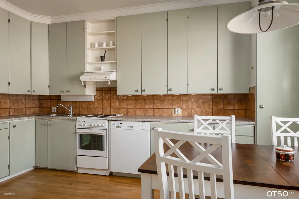 Köök - Spacious House with Garden in Uusiniitty, Pori