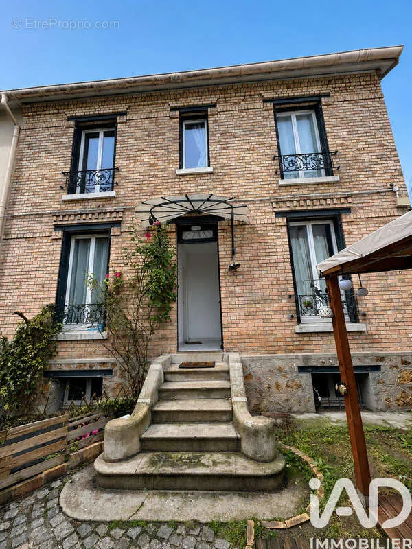Exterior - Triplex Apartments with Metro Access in Champigny-sur-Marne