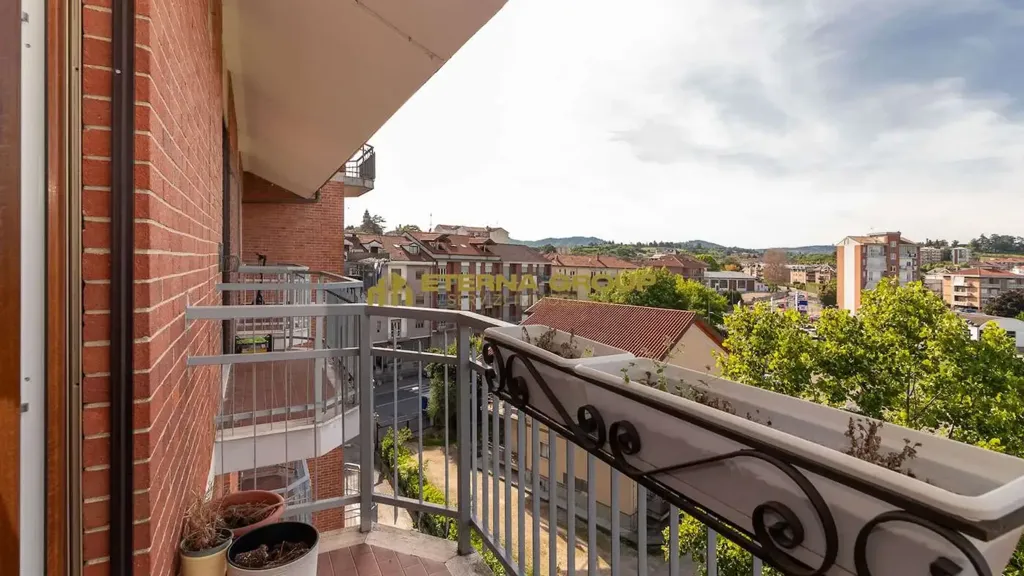 Rõdu - Modernised Apartment with Balconies in Chieri
