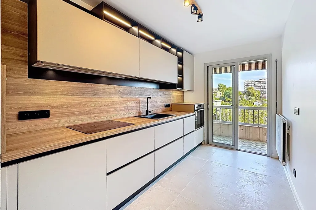 Köök - Renovated 4-Piece Apartment with Sea View in Nice