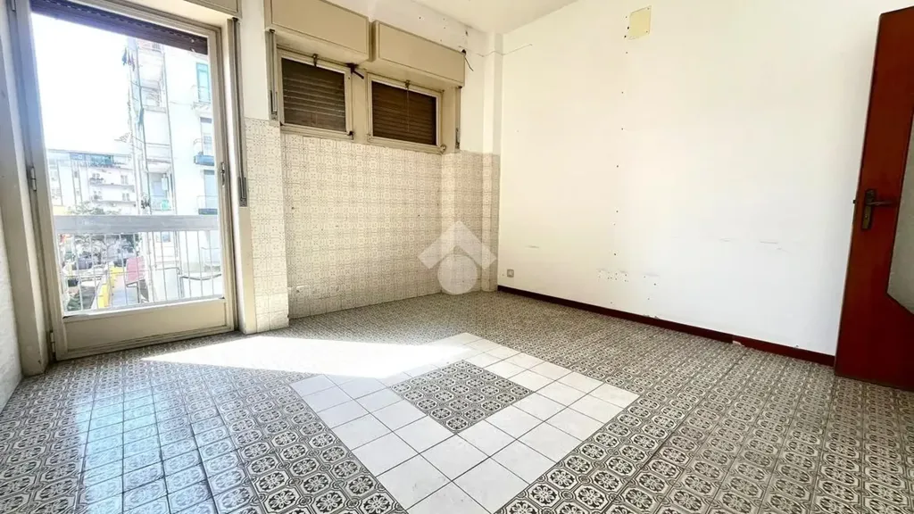Stanze - Appartamento con tre balconi a Catania