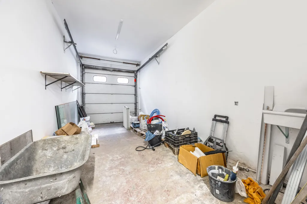 Garaaž - Income Property with 5th Unit Potential in Kievitwijk, Antwerp