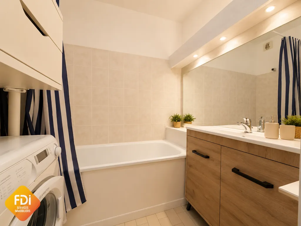 Bathrooms - Studio with West View in Le Grau-du-Roi