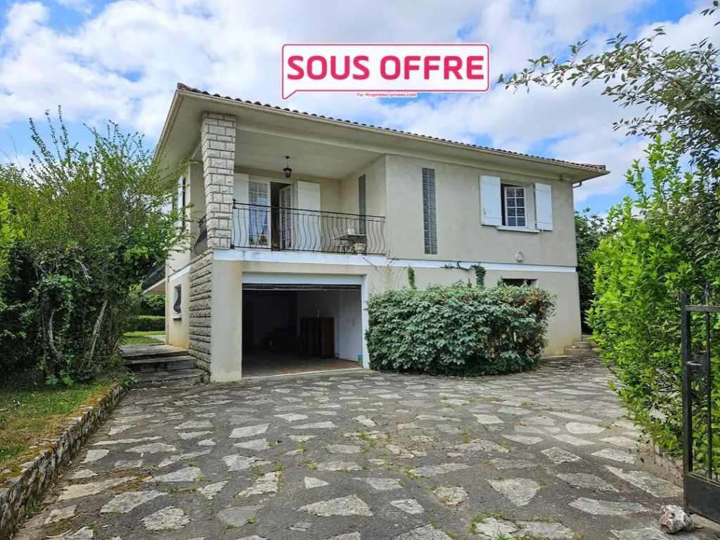 Extérieur - Maison 1960 avec Terrain Clôturé au Passage