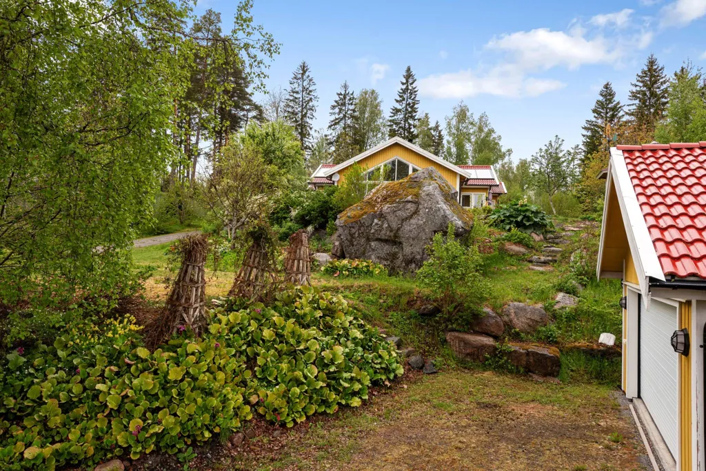 Aed - Architectural Villa with Garden in Edsbro