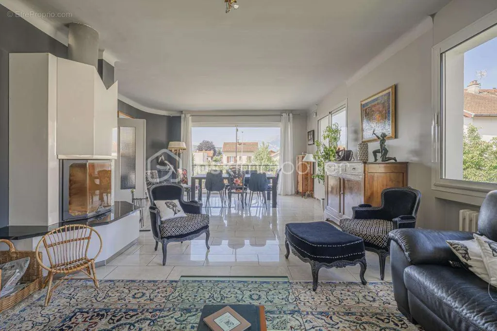 Séjour - Villa avec Piscine et Garage à Poisat