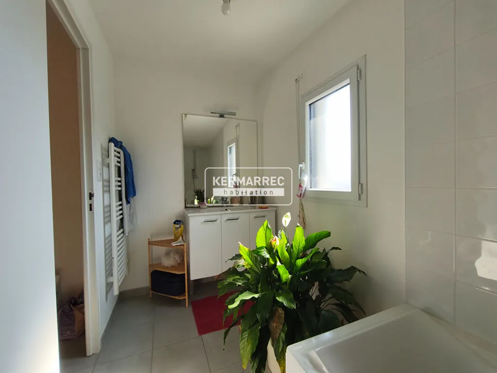 Salles de bain - Maison contemporaine avec jardin à Vannes Ouest