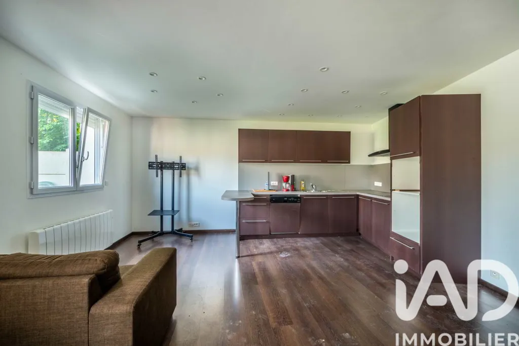 Cuisine - Maison de 8 Pièces avec Terrasse et Jardin