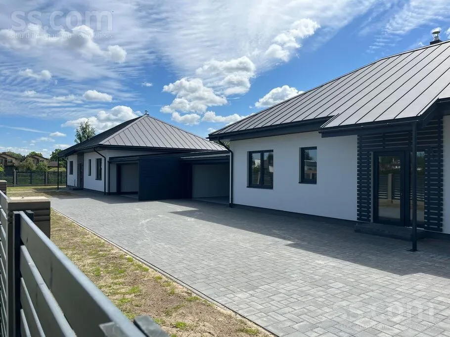 Esterno - Modern House with Garage in Mārupe