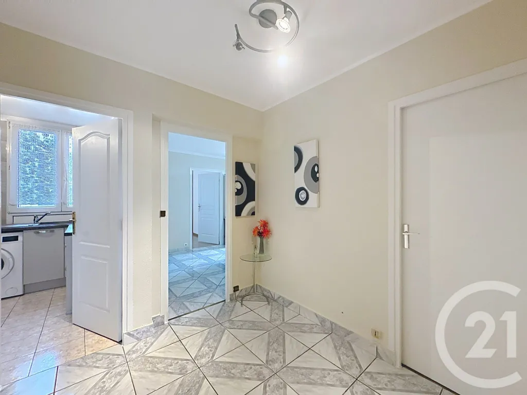 Esik - 4-Piece Flat with Parking in Thiais
