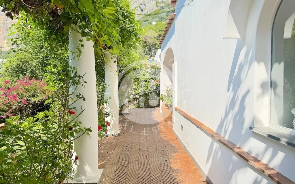 Terrace - Apartment with Corner Balcony in Capri