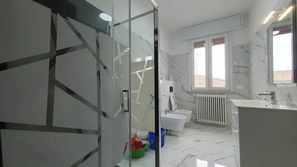 Salles de bain - Rustic-Style Apartment with Balcony in Mirandola