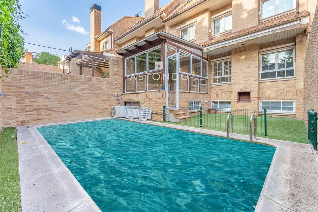 Piscine - Luxury Townhouse with Pool in Madrid