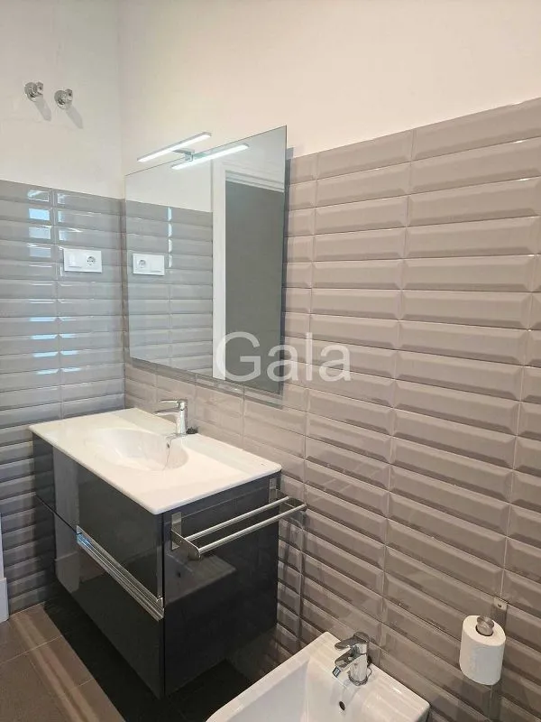 Vannitoad - Modernised Flat with South Light in Trafalgar